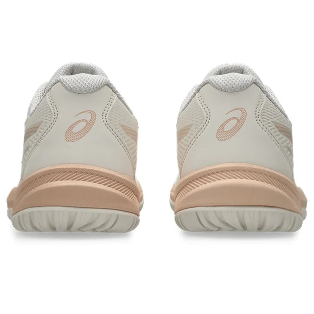 Asics - 1072A107 - UPCOURT 6 - 250 SOFT OAT/CANTALOUPE  - ženski copat 2027