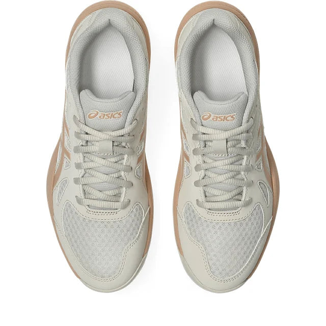 Asics - 1072A107 - UPCOURT 6 - 250 SOFT OAT/CANTALOUPE  - ženski copat 2027